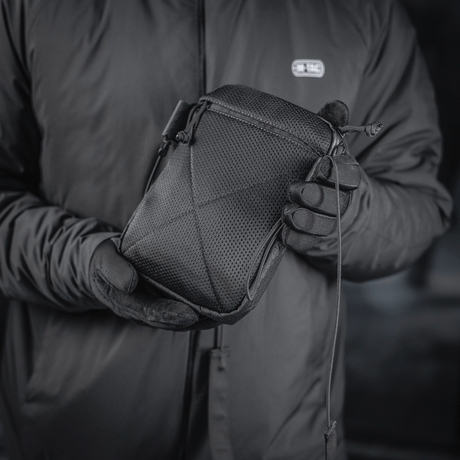 M‑Tac Pocket Bag Elite HEX i en holdbar konstruktion med YKK lynlåse, ideel til opbevaring af småting og EDC-udstyr, vist i en sort farve