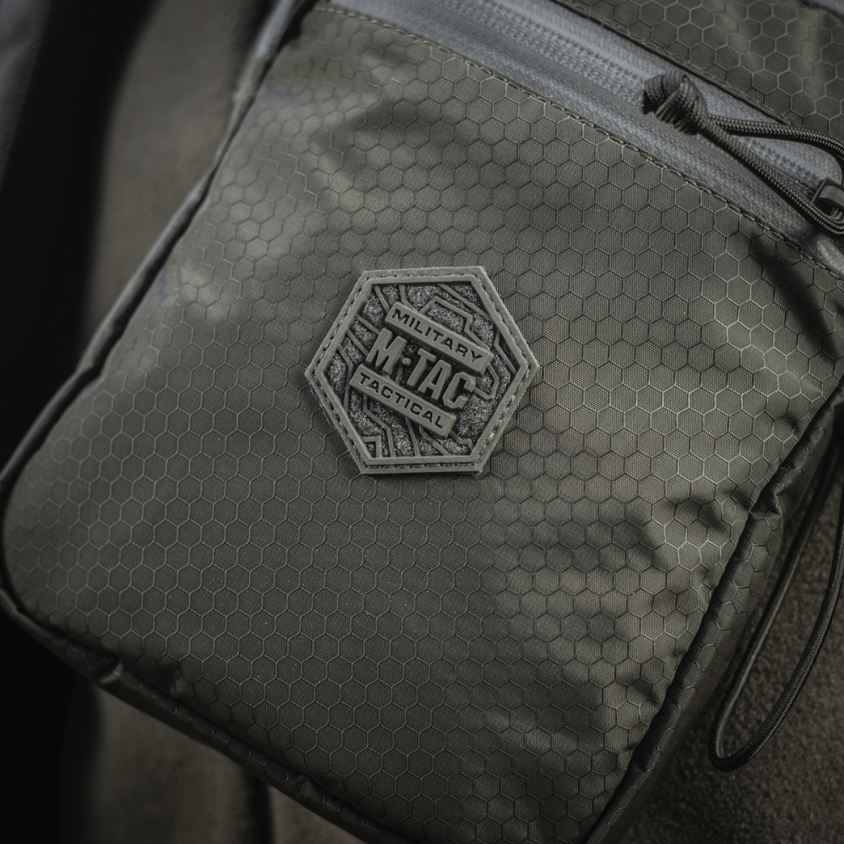 M‑Tac Pocket Bag Elite HEX i slidstærkt materiale med YKK lynlåse, ideel til EDC-udstyr. Kompakt og robust konstrueret taske.