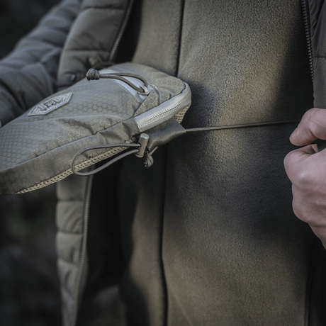 M‑Tac Pocket Bag Elite HEX i brug, robust og holdbar taske med YKK lynlåse, perfekt til EDC-udstyr og småting.
