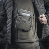 M‑Tac Pocket Bag Elite HEX i brug, lille og robust taske med YKK lynlåse til EDC-udstyr, perfekt til daglig opbevaring af småting.