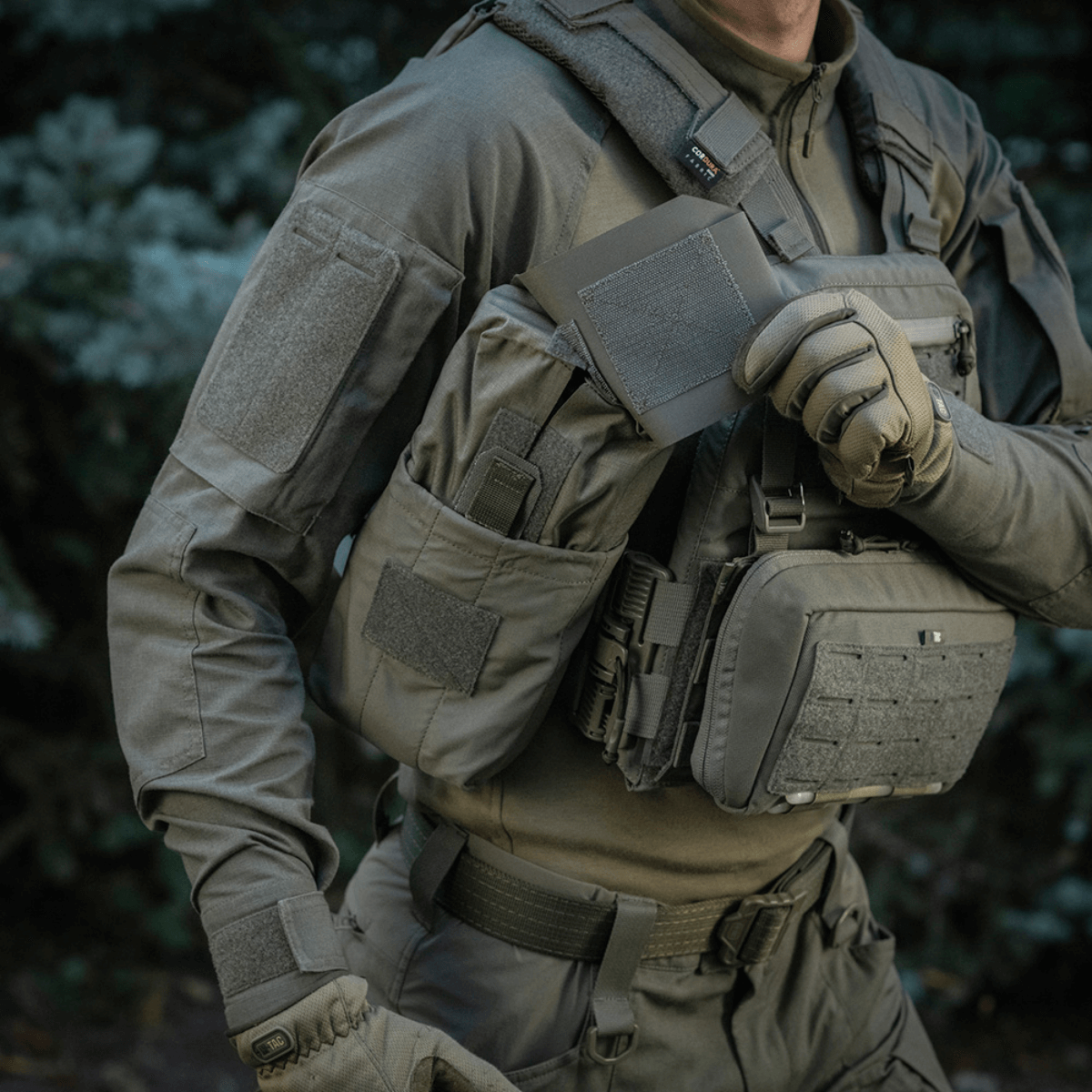 M‑Tac Medic Pouch Vertical Large Elite i brug i felten, monteret på taktisk vest for nem adgang til førstehjælpsudstyr.