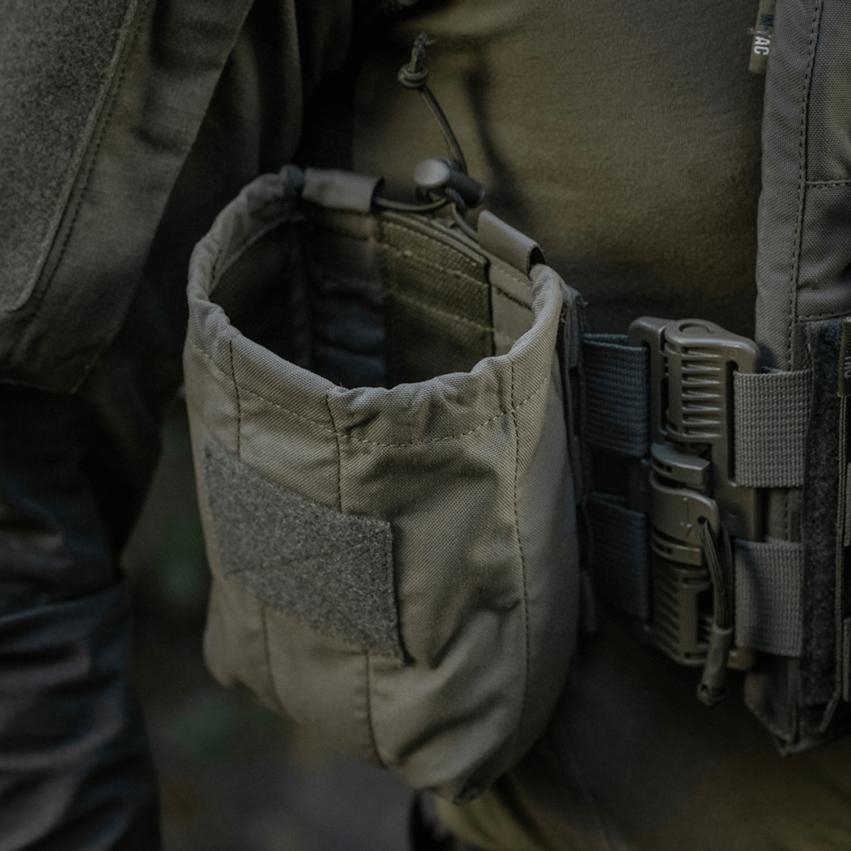 M‑Tac Medic Pouch Vertical Large Elite i slidstærk Cordura 500D på MOLLE-interface til hurtig adgang og sikker opbevaring.
