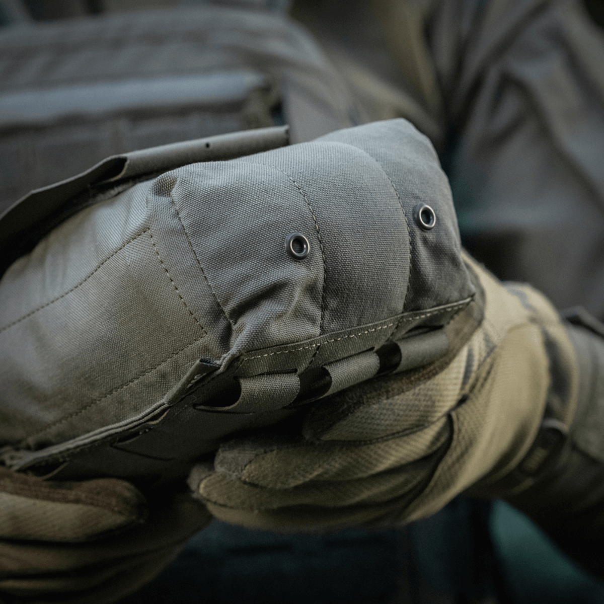 M‑Tac Medic Pouch Vertical Large Elite i slidstærkt Cordura 500D, sikker opbevaring af medicinsk udstyr, holdt af person i handsker