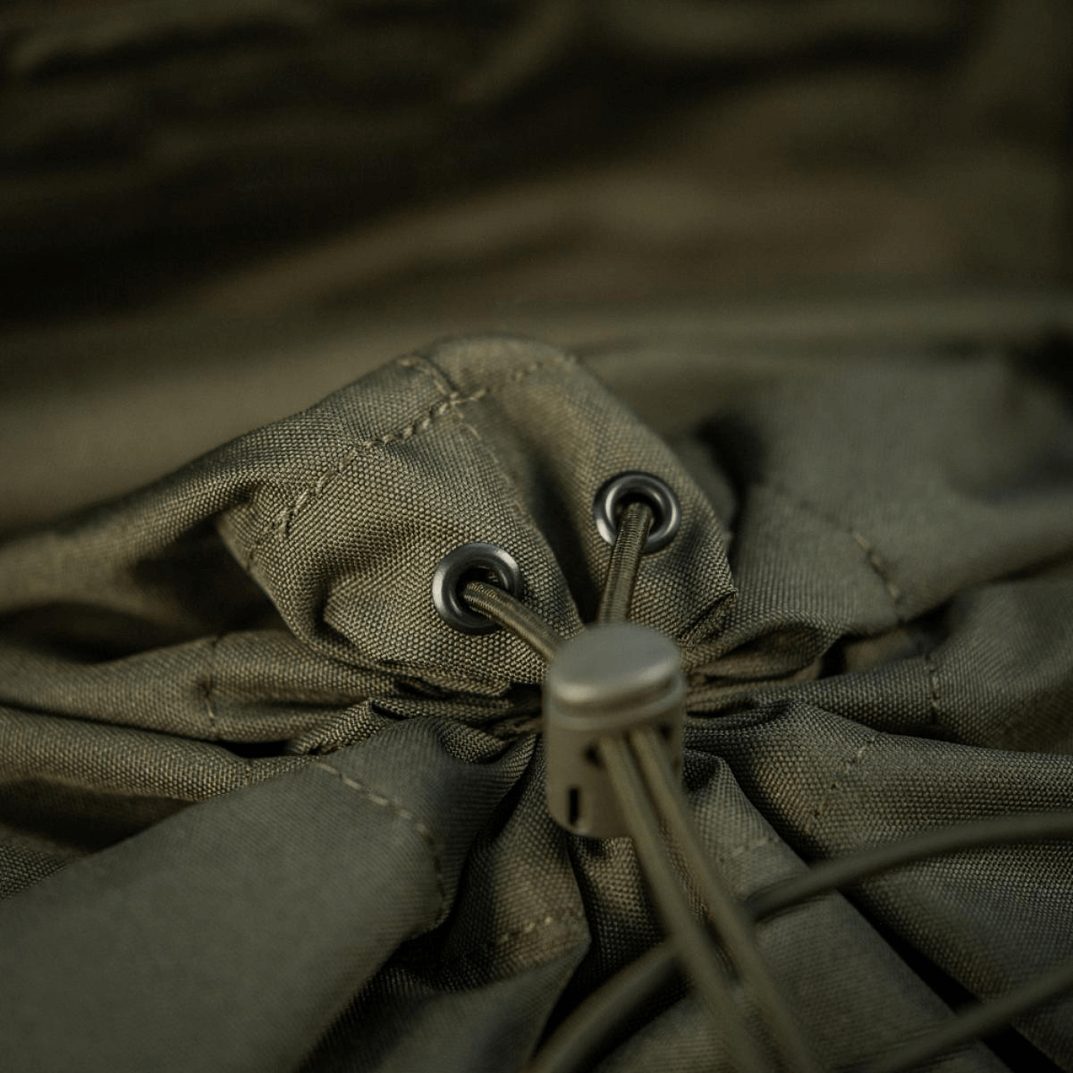 Nærbillede af M-Tac Pouch Sukharka Gen.3 XL i Cordura 500D med elastiklukning, viser holdbarhed og detalje i designet.