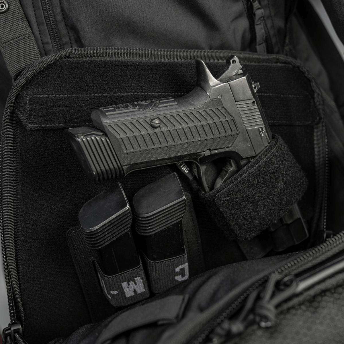 Rum til skjult våben i M-Tac Tablet Bag Laser Cut Hex med hurtig adgang og modulære inserts.