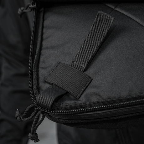 Indvendig detalje af M-Tac Tablet Bag Laser Cut Hex med hurtig adgangsrem og robust YKK lynlås.