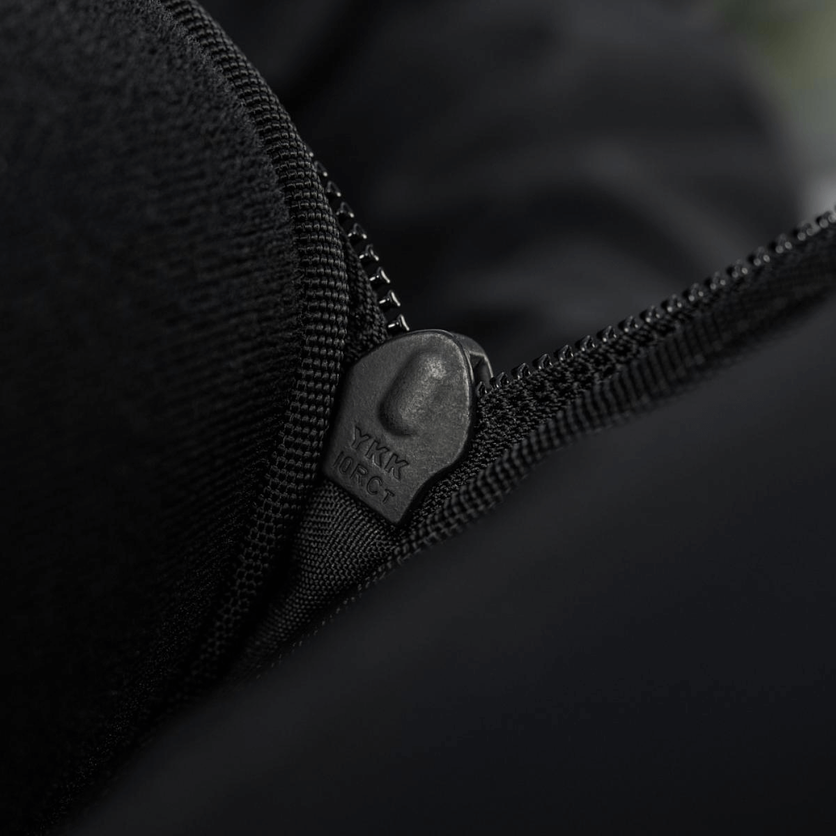 Nærbillede af YKK lynlås på M-Tac Tablet Bag Laser Cut Hex i Cordura materiale.