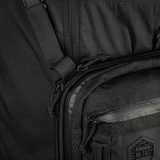 Nærbillede af M-Tac Tablet Bag Laser Cut Hex med holdbar Cordura, YKK og Woojin hardware, ideel til EDC, dokumenter og skjulte våben.