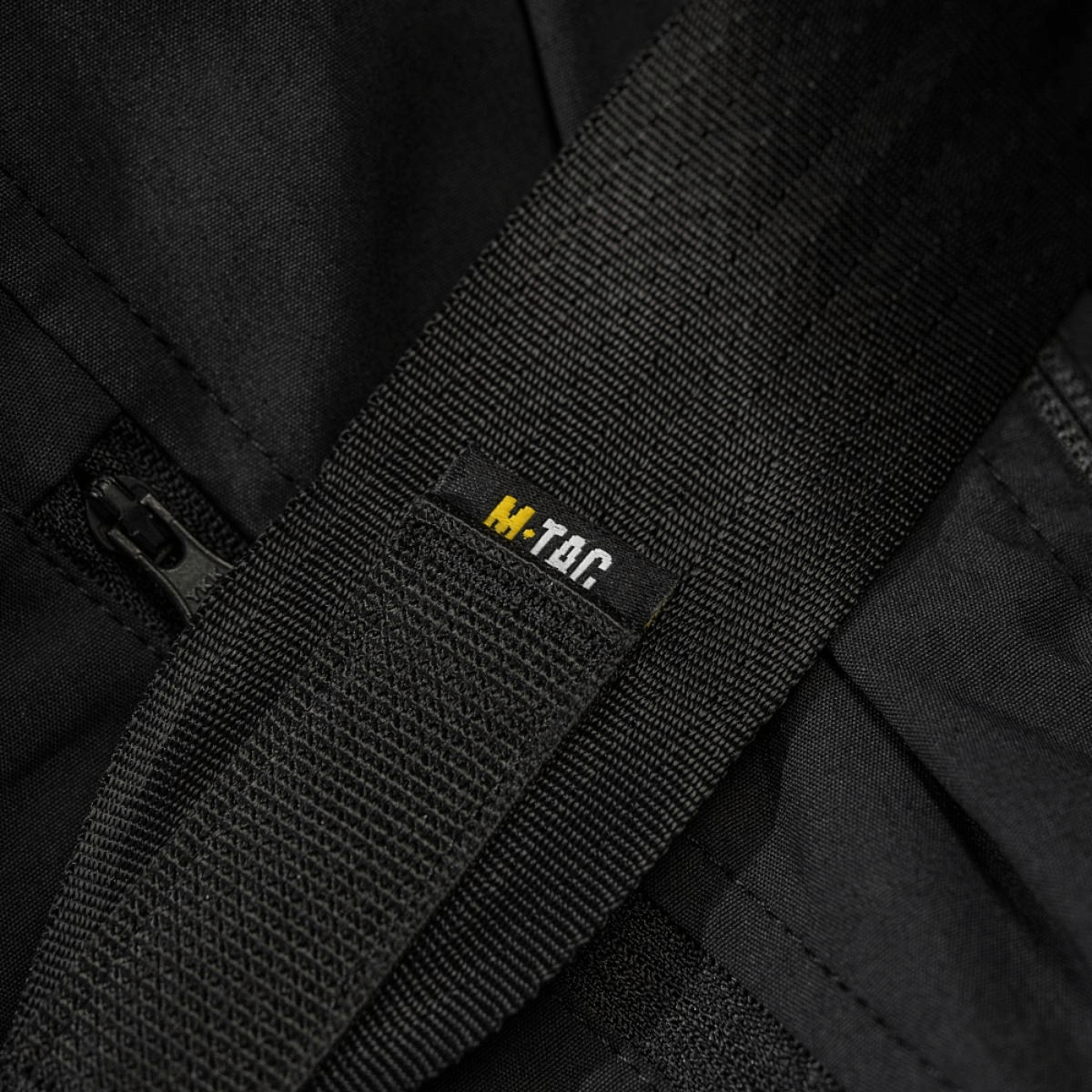 Nærbillede af M-Tac Tablet Bag Laser Cut Hex i sort Cordura-materiale med YKK lynlås og remdetaljer.