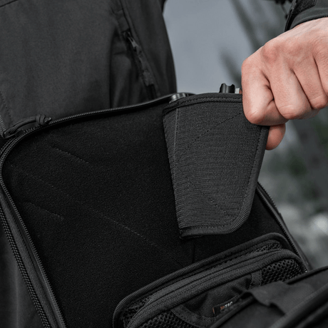 Nærbillede af M-Tac Tablet Bag Laser Cut Hex med hurtigt adgangsrum, der viser modulær insert til skjult våben, lavet af Cordura-materiale.