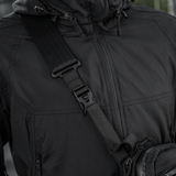 Person bærer M-Tac Tablet Bag Laser Cut Hex med justerbar skulderrem og robust spænde