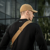 Mand iført kasket med M-Tac Tablet Bag Laser Cut Hex, designet til EDC og hurtig adgang til skjult våben.