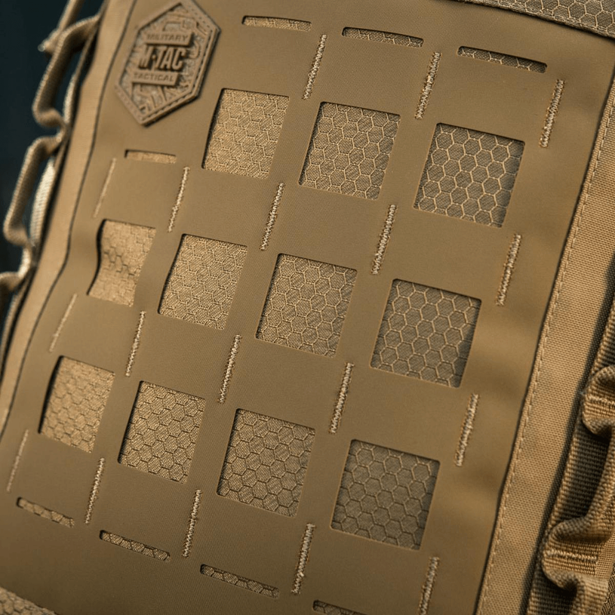 Nærbillede af M-Tac Tablet Bag Laser Cut Hex med Cordura Hex og MOLLE frontpanel design.