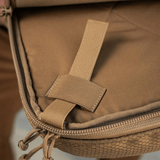 Indvendig visning af M-Tac Tablet Bag Laser Cut Hex med tan farvet indre og lynlåsdetaljer, lavet af Cordura materiale.