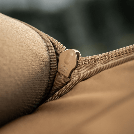 Nærbillede af M-Tac Tablet Bag Laser Cut Hex med YKK lynlås, lavet af robust Cordura-materiale til daglig brug.