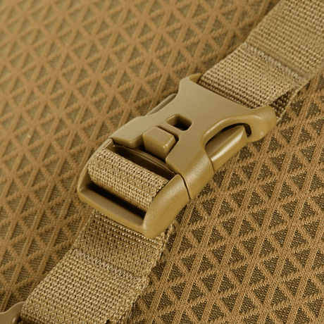 Nærbillede af M-Tac Tablet Bag Laser Cut Hex spænde og strop med geometrisk mønster i militærgrøn Cordura materiale.