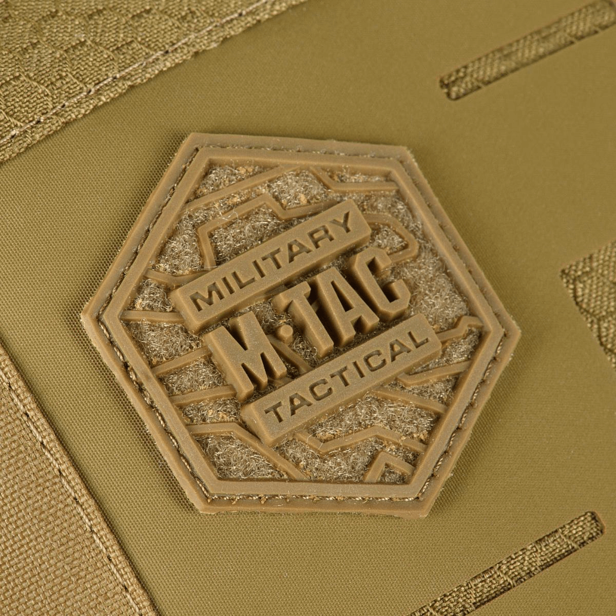 M-Tac Tablet Bag Laser Cut Hex detaljeret taskeplade med militær taktik design, fremstillet i slidstærkt Cordura materiale.