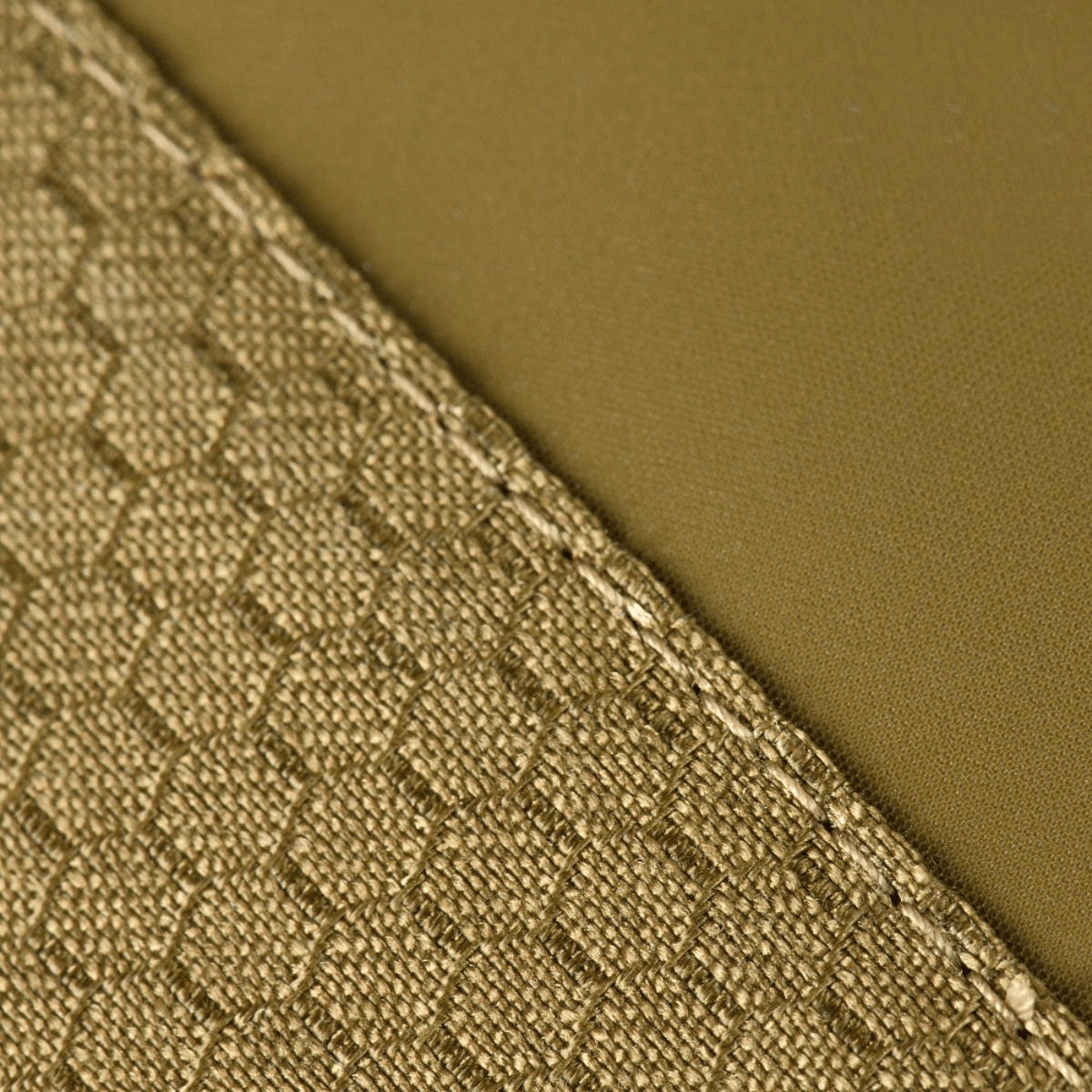 Detalje af M-Tac Tablet Bag Laser Cut Hex med Cordura Hex-materiale i beige farve.