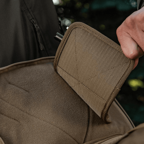Bruger indsætter modulær insert i M-Tac Tablet Bag Laser Cut Hex med Cordura materiale.