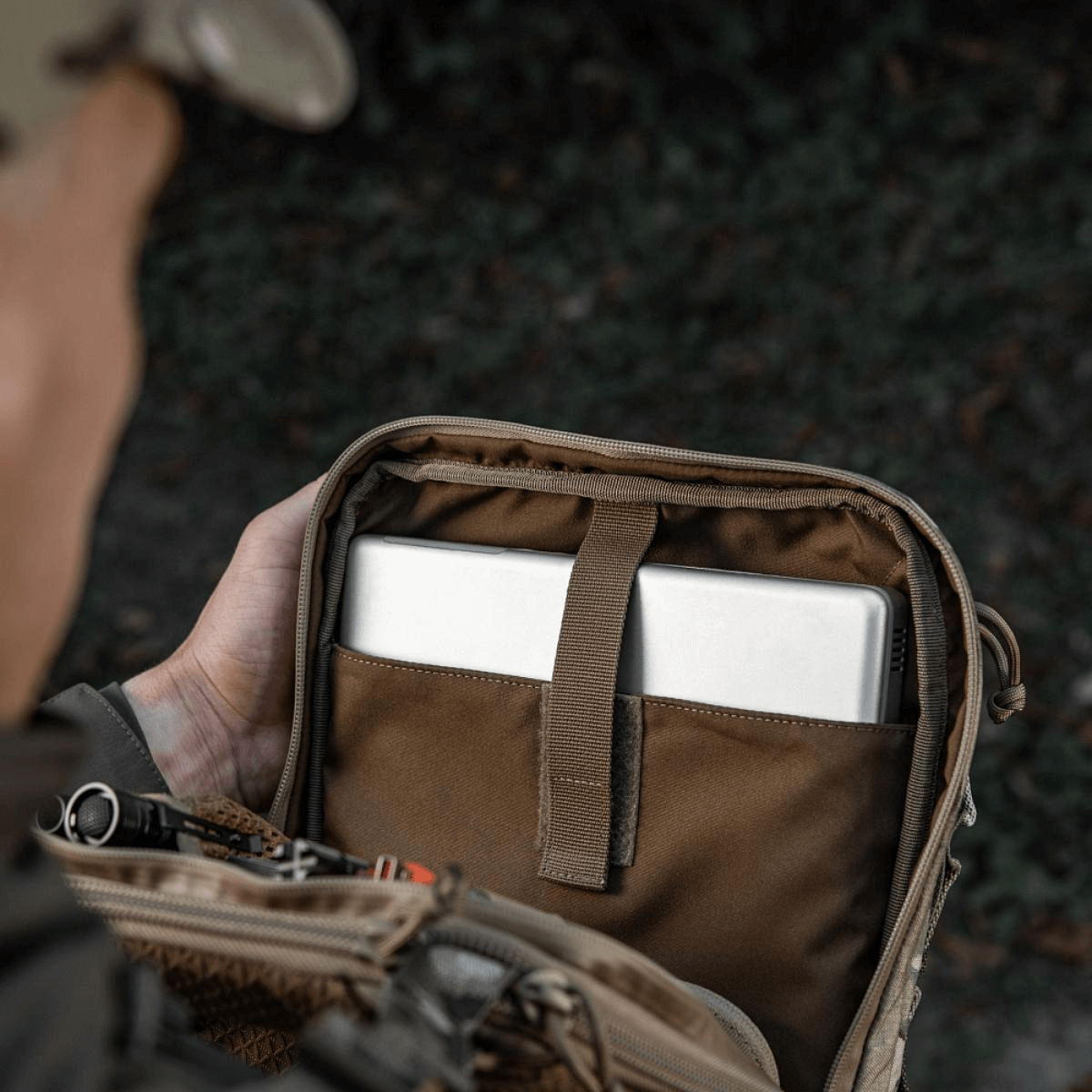 M-Tac Tablet Bag Laser Cut Hex med rum til tablet og laptops i Cordura materiale, perfekt til EDC og skjult våbenopbevaring.