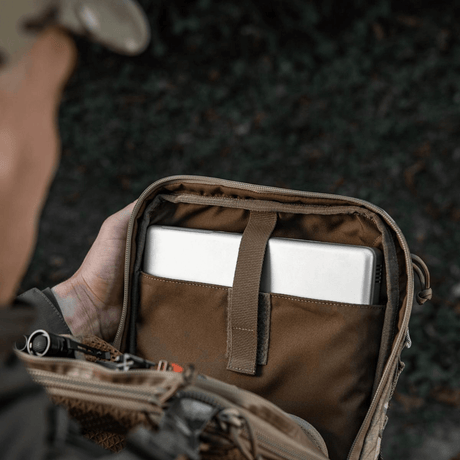 M-Tac Tablet Bag Laser Cut Hex med rum til tablet og laptops i Cordura materiale, perfekt til EDC og skjult våbenopbevaring.