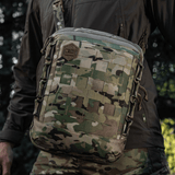M-Tac Tablet Bag Laser Cut Hex i camouflage med MOLLE-system, båret af en person i naturen, ideel til EDC og skjult våbenopbevaring.