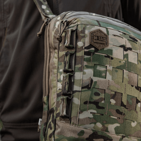 M-Tac Tablet Bag Laser Cut Hex med militær print og MOLLE system til ekstraudstyr, fremhæver taske for tablet og skjult våbenopbevaring.