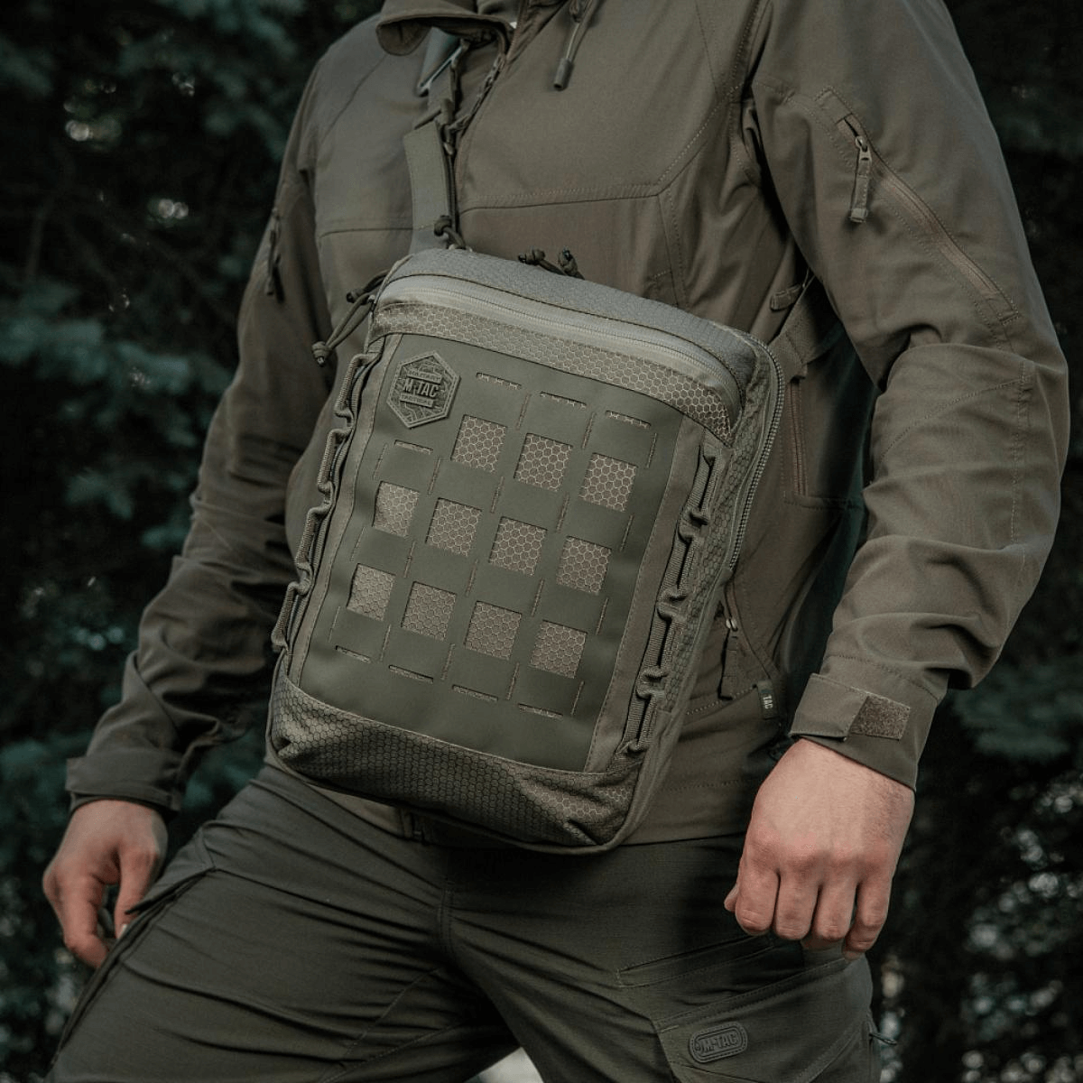 M-Tac Tablet Bag Laser Cut Hex til EDC og skjult våben, lavet af Cordura med MOLLE panel, velegnet til dokumenter og tablets.