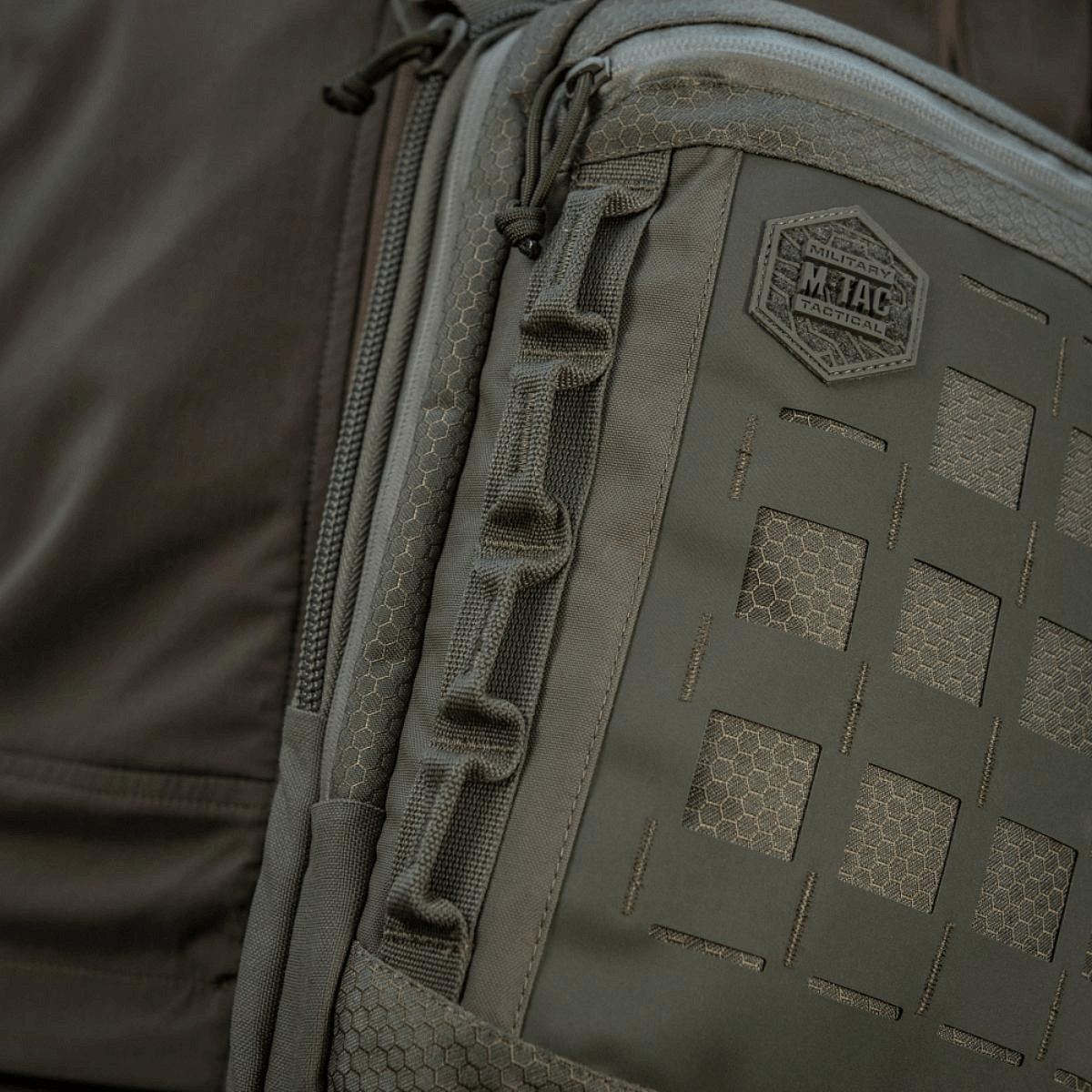 M-Tac Tablet Bag Laser Cut Hex i Cordura, med Laser Cut MOLLE-panel til ekstraudstyr og rum til skjult våben.