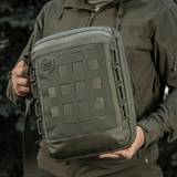 M-Tac Tablet Bag Laser Cut Hex, flad taske med laser-cut MOLLE, fremstillet i Cordura, designet til EDC, dokumenter og tablet.