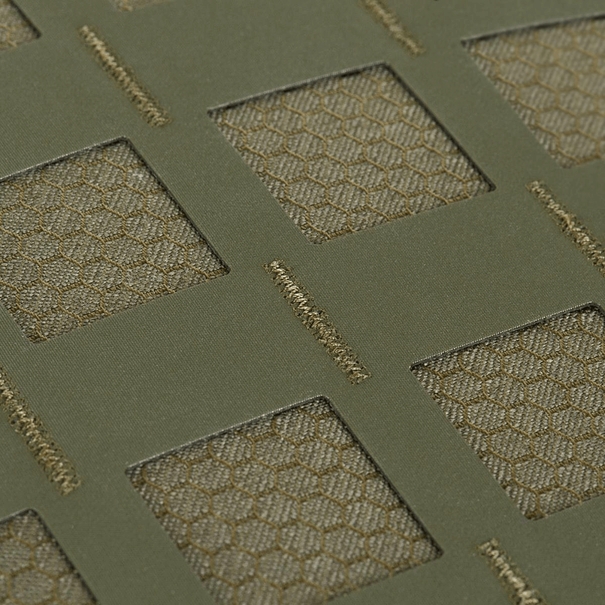 Detaljebillede af M-Tac Tablet Bag Laser Cut Hex med Laser Cut MOLLE design i Cordura-materiale.