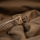 Nærbillede af M-Tac Sukharka Gen.3 Pouchs snorstopper og Cordura 500D materiale