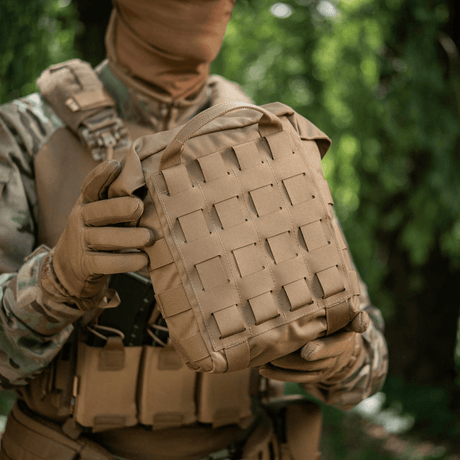 M-Tac Sukharka Gen.3 Pouch i brug under militær øvelse med MOLLE-interface og Cordura 500D materiale, holdt af soldat i kamouflage.