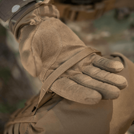 Brun M-Tac Sukharka Gen.3 Pouch med robuste handsker og MOLLE-interface, fremstillet i slidstærkt Cordura 500D til militært brug.