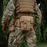 M-Tac Sukharka Gen.3 Pouch i brug på feltudstyr, robust Cordura 500D med MOLLE-interface og justerbart låg. Ideel til militær brug.