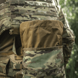 M-Tac Sukharka Gen.3 Pouch monteret på kamouflagetaktisk vest med MOLLE-interface.