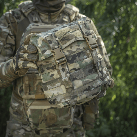 M-Tac Sukharka Gen.3 Pouch i camouflagedesign med MOLLE-interface og robust Cordura 500D, fremvist udendørs i militærovertræk.