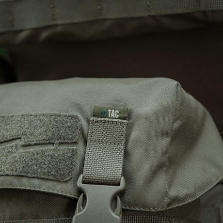 Nærbillede af M-Tac Sukharka Gen.3 Pouch i Cordura 500D med fastex-lukning og MOLLE-interface for praktisk opbevaring og holdbarhed.