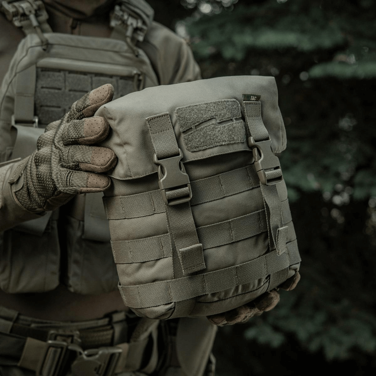 Nærbillede af M-Tac Sukharka Gen.3 Pouch i Cordura 500D med MOLLE-interface og fastex-lukning i naturligt miljø.