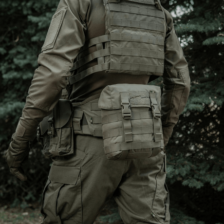 M-Tac Sukharka Gen.3 Pouch monteret på militær uniform, lavet af slidstærkt Cordura 500D med MOLLE-interface til udendørs brug.