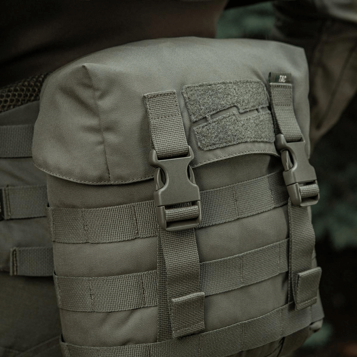 M-Tac Sukharka Gen.3 Pouch med MOLLE-interface og justerbart låg, lavet af slidstærk Cordura 500D, perfekt til militært brug.