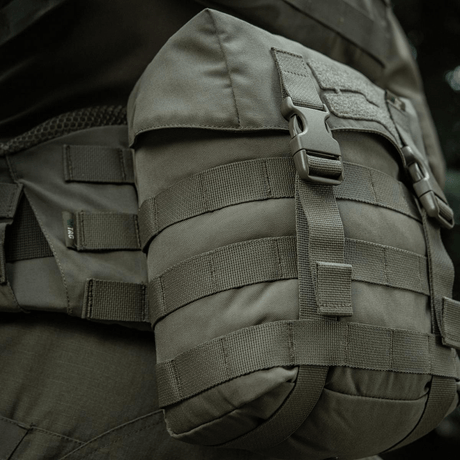 M-Tac Sukharka Gen.3 Pouch monteret på rygsæk med MOLLE-interface og fastex-lukning. Fremstillet i slidstærk Cordura 500D.