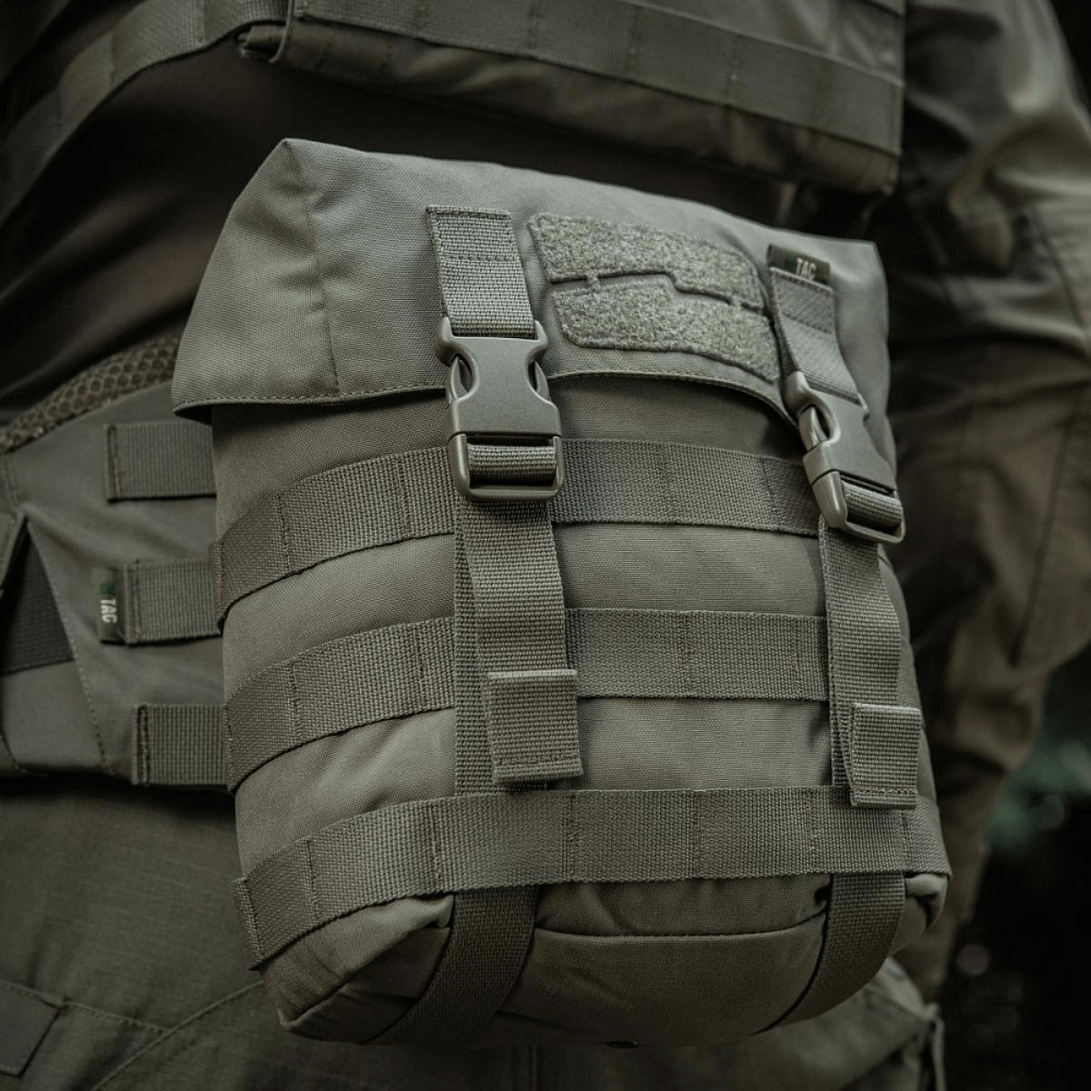 M-Tac Sukharka Gen.3 Pouch i brug, robust feltpose fremstillet i Cordura 500D med MOLLE-interface og justerbart låg.