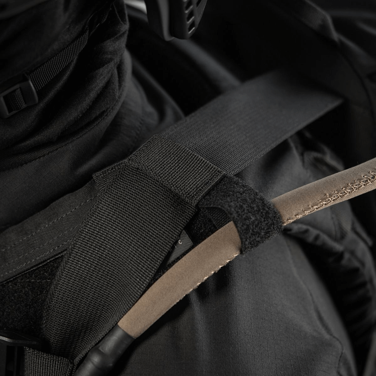 M-Tac STURM Elite Rygsæk detalje med slidstærk strop og elastiske sidelommer, perfekt til taktisk brug i felten.