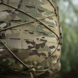 Taktisk taske med camouflage mønster set tæt på, perfekt til udendørs aktiviteter og eventyr.