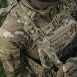 Nærbillede af taktisk militærvest med camouflage og udstyr.