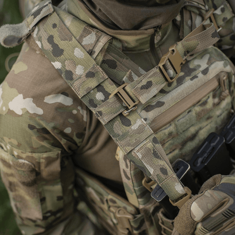Nærbillede af taktisk militærvest med camouflage og udstyr.