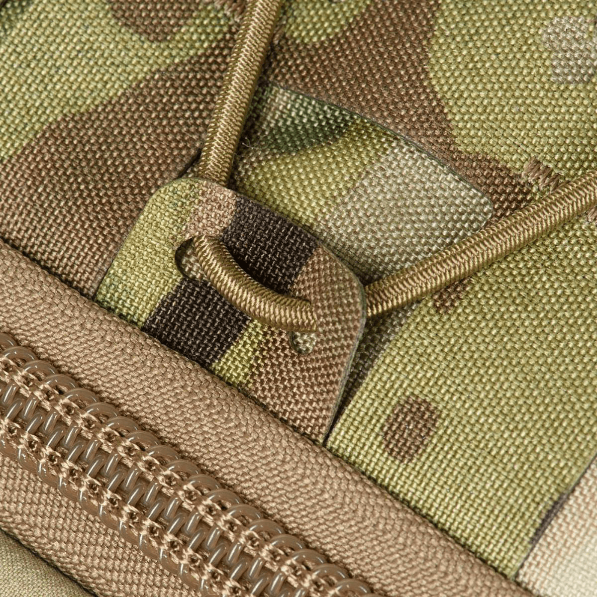 Nærbillede af M-Tac STURM Elite Rygsæk med camouflage mønster, Cordura materiale og YKK lynlås.