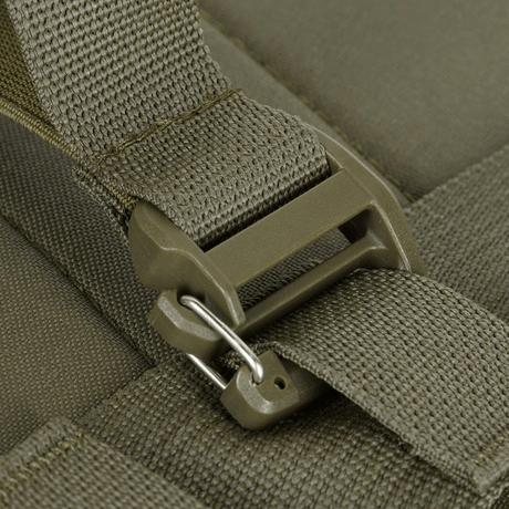 Close-up af spænde og strop på en olivengrøn taske, fremhæver søm- og materialekvalitet.