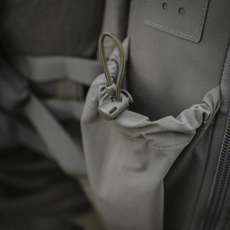 Nærbillede af sort rygsæk med lynlås og justerbar strop.